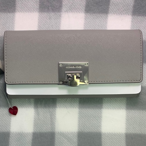 SOLD!ɴᴡᴛ! ᴍɪᴄʜᴀᴇʟ ᴋᴏʀs ʟᴇᴀᴛʜᴇʀ ᴛɪɴᴀ ᴄᴀʀʏᴀʟʟ ᴡᴀʟʟᴇᴛ - Picture 2 of 7